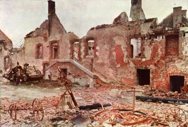 Edifici distrutti in una piccola città durante la battaglia della Marna a est di Parigi, settembre 1914